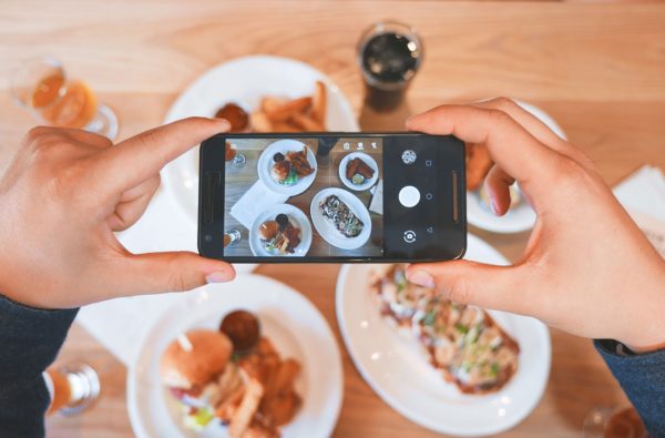 Adolescenti e smartphone a tavola